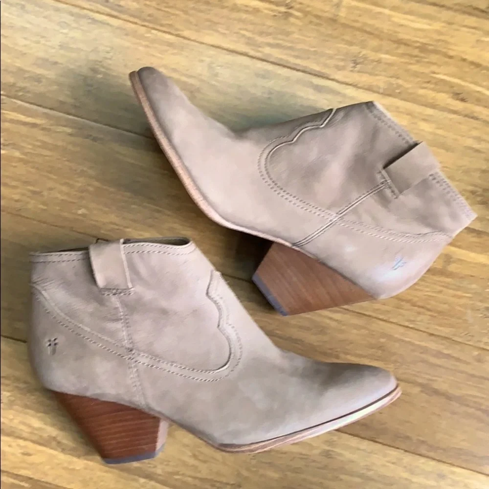 NEW FRYE Women’s Tan Ankle Shortie Boot Zip  sz 9
